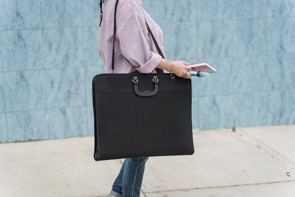 Woman carrying a bright pink handbag with a neutral outfit