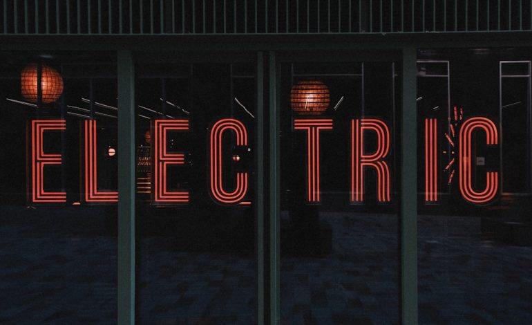 Soft-Tailored Trousers: April 2026’s Effortless Design Direction